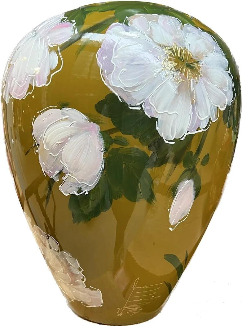 Handgeschilderde bloemenvaas witte bloemen olijfgroen