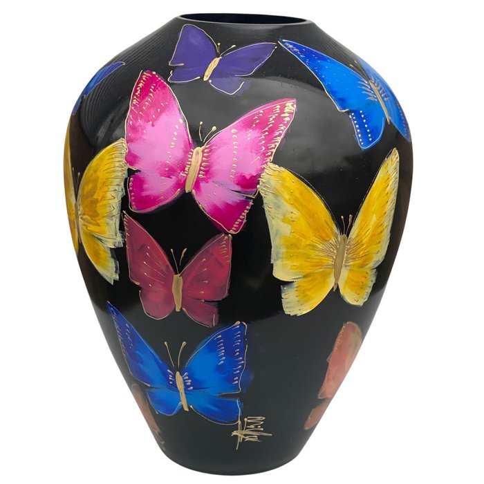 donkere bloemenvaas met gekleurde vlinders