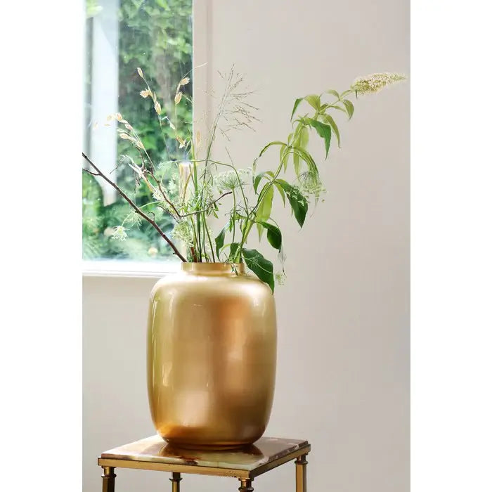 goudkleurige vaas met plant
